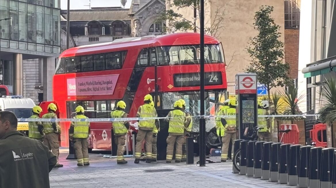 Διώροφο λεωφορείο παρέσυρε πεζούς στο Λονδίνο - Αναφορές για πολλούς τραυματίες έξω από σταθμό τρένου, δείτε φωτογραφίες και βίντεο