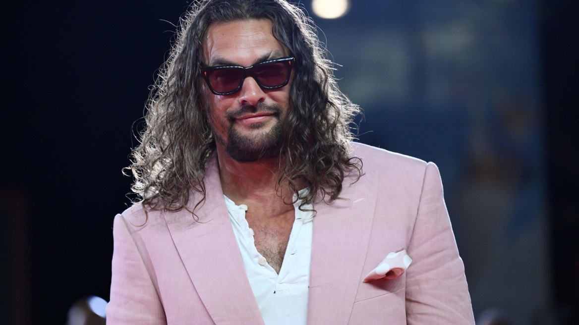 Τζέισον Μομόα: H ροζ εμφάνιση στο Φεστιβάλ Βενετίας που συζητήθηκε - Ταίριαξε ακόμα και τα... νύχια των ποδιών του