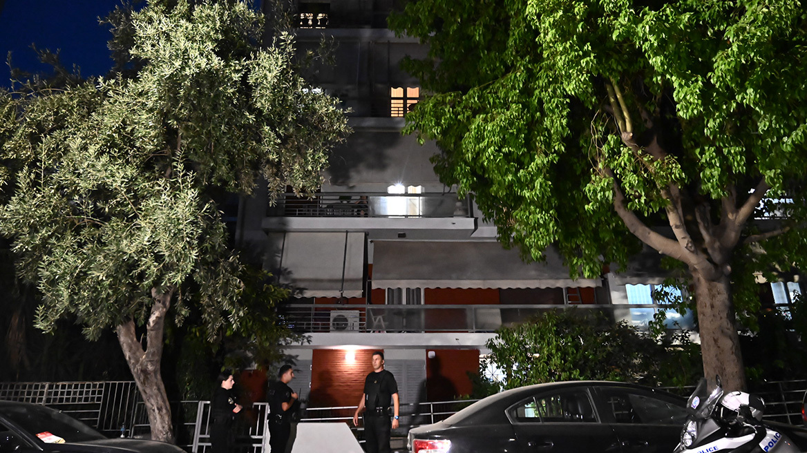 Θρίλερ στον Νέο Κόσμο: Ζευγάρι βρέθηκε νεκρό σε διαμέρισμα - Δίπλα τους υπήρχε όπλο, λόγω δυσοσμίας οι γείτονες κάλεσαν την αστυνομία