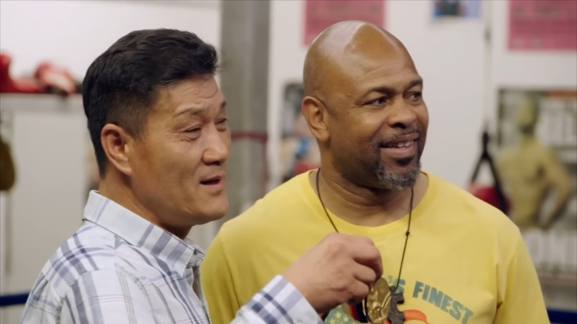 Μια συγκλονιστική στιγμή στην ιστορία του μποξ: Πυγμάχος επέστρεψε το χρυσό μετάλλιο στον αντίπαλό του από τους Ολυμπιακούς Αγώνες του 1988 - Βίντεο