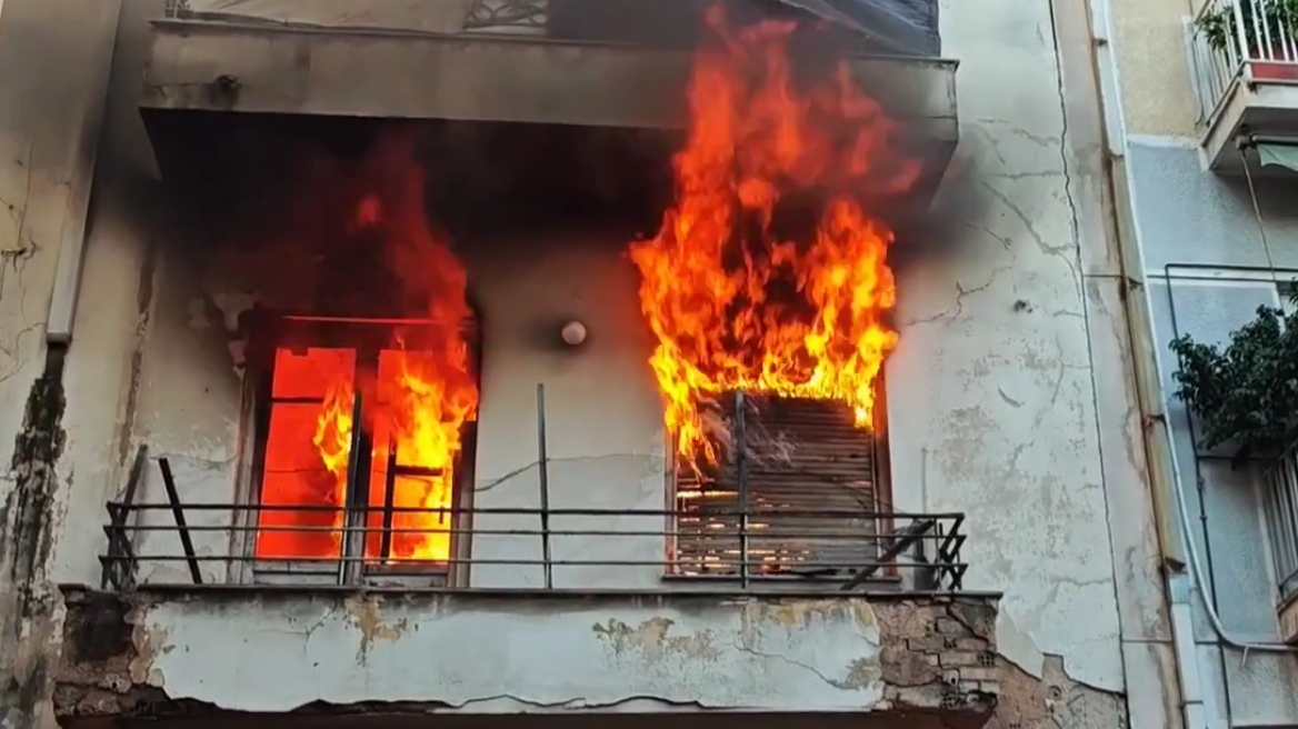 Φωτιά σε εγκαταλελειμμένο κτίριο στο Μεταξουργείο - Δείτε βίντεο