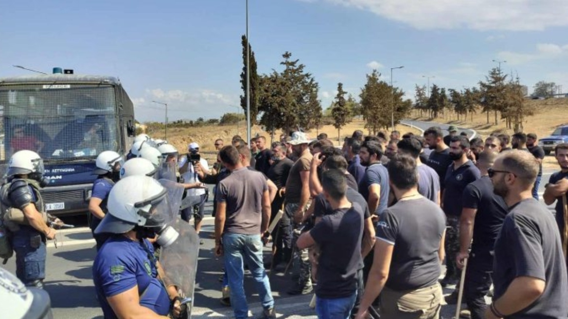 Συγκέντρωση των κτηνοτρόφων στον κόμβο του αεροδρομίου Ηρακλείου - «Μπλόκο» της ΕΛΑΣ στην περιοχή, δείτε φωτογραφίες