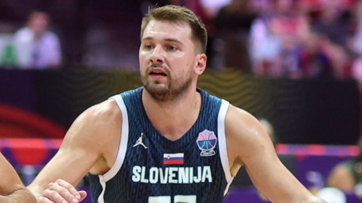 Ντόντσιτς για τον λόγο που άργησε να βγει στο ματς με το Ισραήλ: «Έπρεπε να κάνω κάτι στην τουαλέτα»
