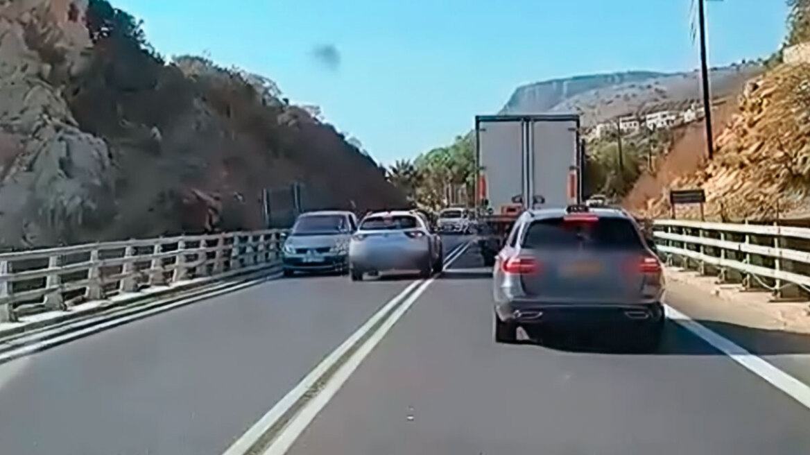 Επικίνδυνη προσπέραση στον ΒΟΑΚ: Μπήκε στο αντίθετο ρεύμα για να περάσει 3 οχήματα - Η μετωπική αποφεύχθηκε την τελευταία στιγμή