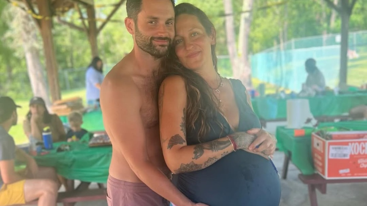 Penn Badgley: Η πρώτη του ανάρτηση μετά την γέννηση των δίδυμων γιών του
