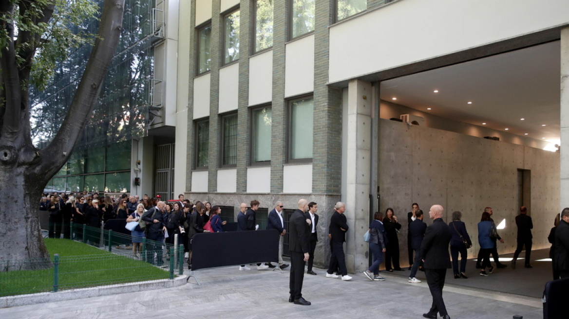  Χιλιάδες άνθρωποι στο λαϊκό προσκύνημα της σορού του Τζόρτζιο Αρμάνι στο Μιλάνο - «Αδύνατον να τον ξεχάσουμε» λέει ο δήμαρχος της πόλης