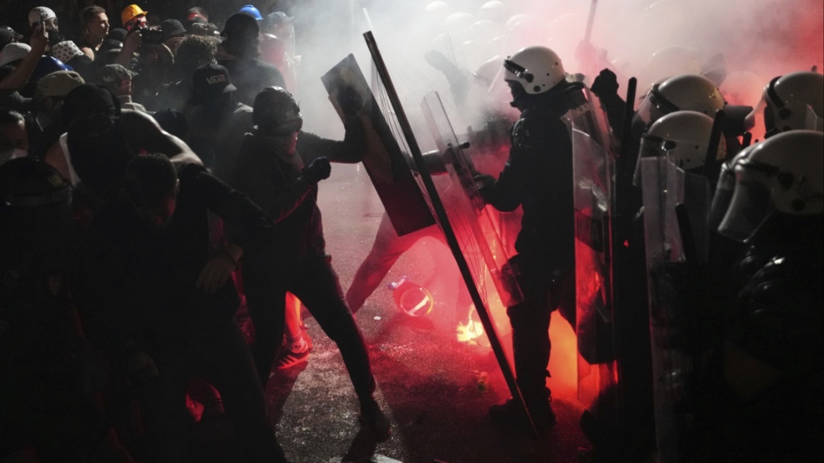 Επεισόδια σε νέες αντικυβερνητικές διαδηλώσεις στη Σερβία