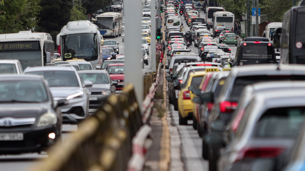 Λεωφορείο συγκρούστηκε με γερανό στη λεωφόρο Συγγρού - Αυξημένη κίνηση στο ρεύμα προς Αθήνα