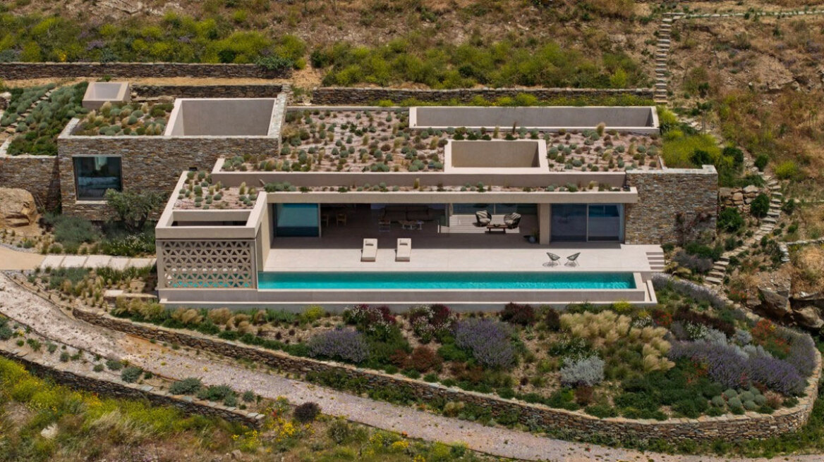 Μια εντυπωσιακή κατοικία σε μια πλαγιά της Τήνου με μαγική θέα