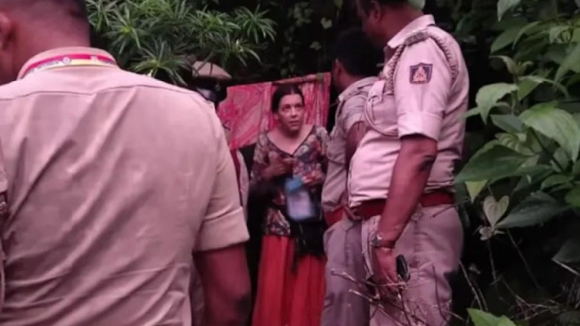 Ρωσίδα εγκατέλειψε τον πολιτισμό για να ζήσει με τα παιδιά της σε σπηλιά στην Ινδία: «Τα φίδια είναι φίλοι μας»
