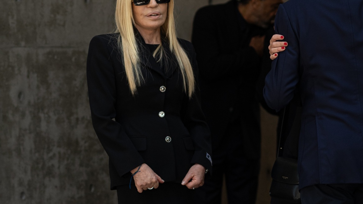 Donatella Versace: Στο Μιλάνο για το τελευταίο αντίο στον Giorgio Armani
