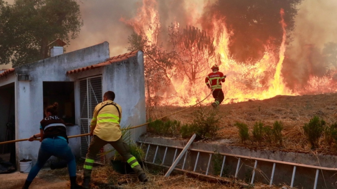 Καταστροφικές πυρκαγιές πλήττουν την Ιβηρική χερσόνησο.