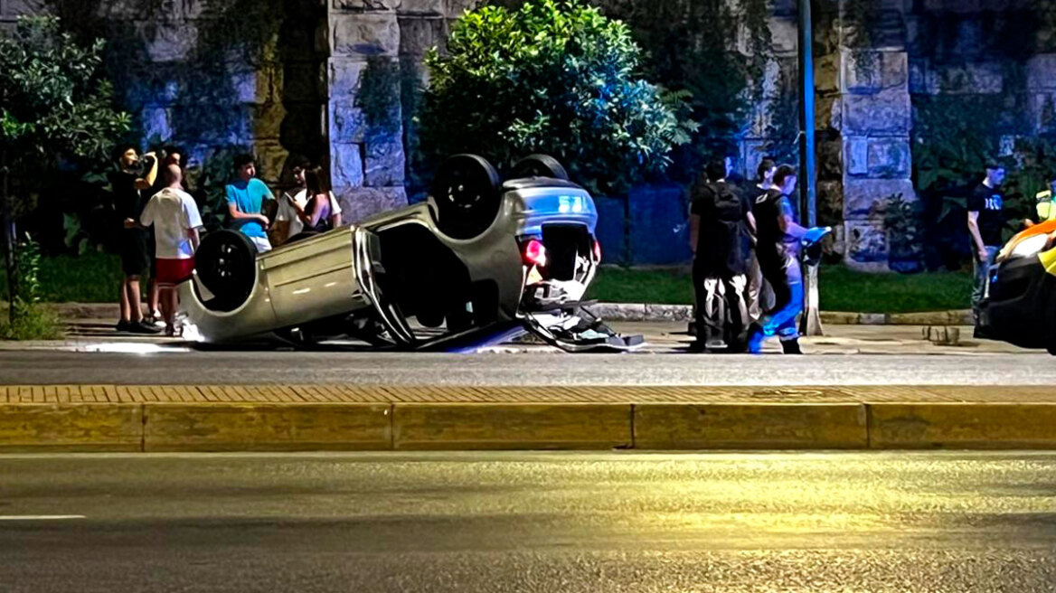Ανατροπή αυτοκινήτου στη Λεωφόρο Αμαλίας