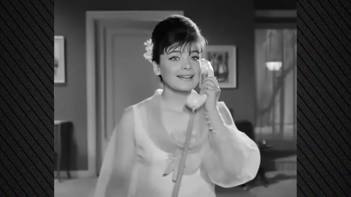 Φωτογραφία: Η Τζένη Καζάκου αναβιώνει τη διάσημη σκηνή της γιαγιάς της από την ταινία «Δεσποινίς Διευθυντής»