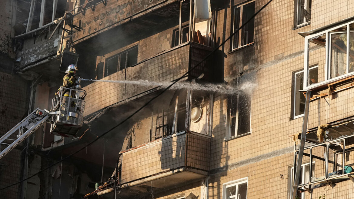 Τρεις νεκροί, ανάμεσά τους παιδί, στη νυχτερινή επιδρομή της Ρωσίας, κυβερνητικό κτίριο στις φλόγες