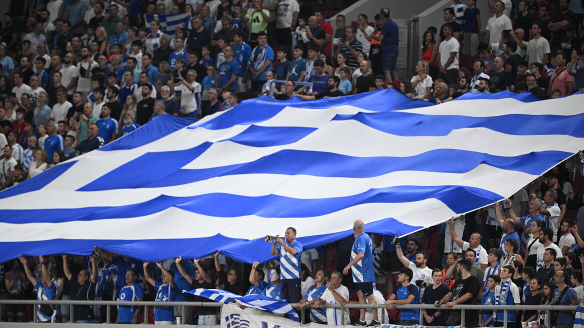 ΕΠΟ για το Ελλάδα-Δανία: «Στηρίζουμε με πάθος την Εθνική, όχι λέιζερ όχι πυρσούς»
