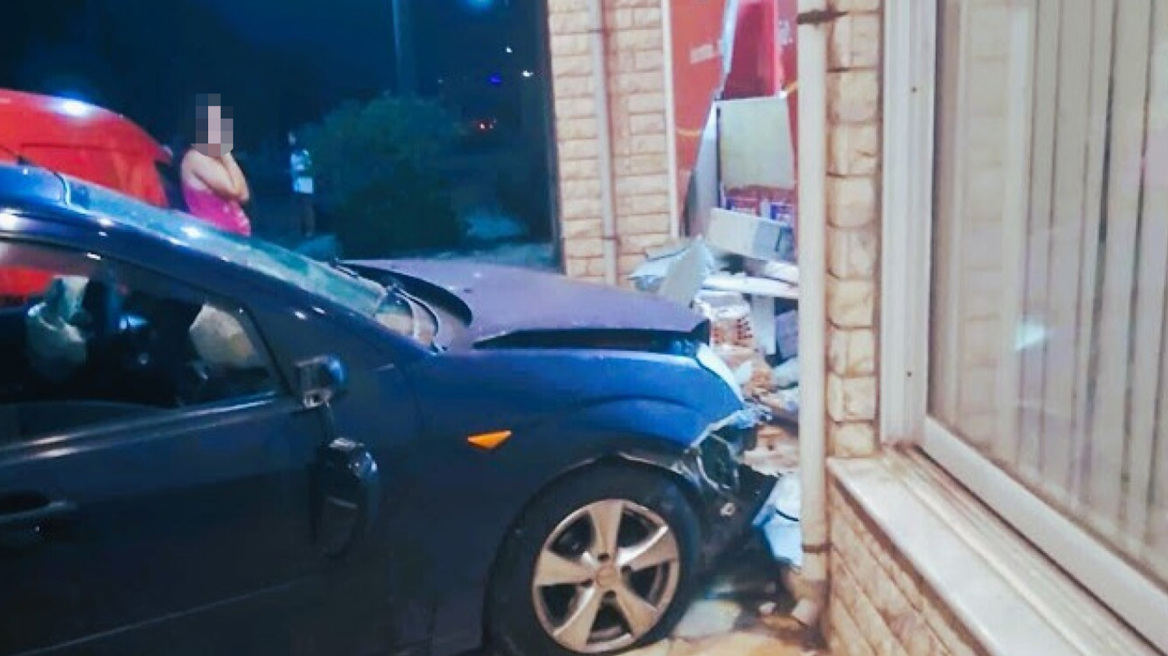Τροχαίο στο Μεσολόγγι: Αυτοκίνητο «καρφώθηκε» σε κατάστημα – Ο οδηγός εγκατέλειψε το σημείο
