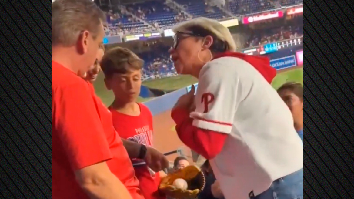 Σάλος στις ΗΠΑ με γυναίκα που απαίτησε και πήρε μπάλα του μπέιζμπολ ενώ την είχε πιάσει πατέρας για τον γιο του - Δείτε βίντεο