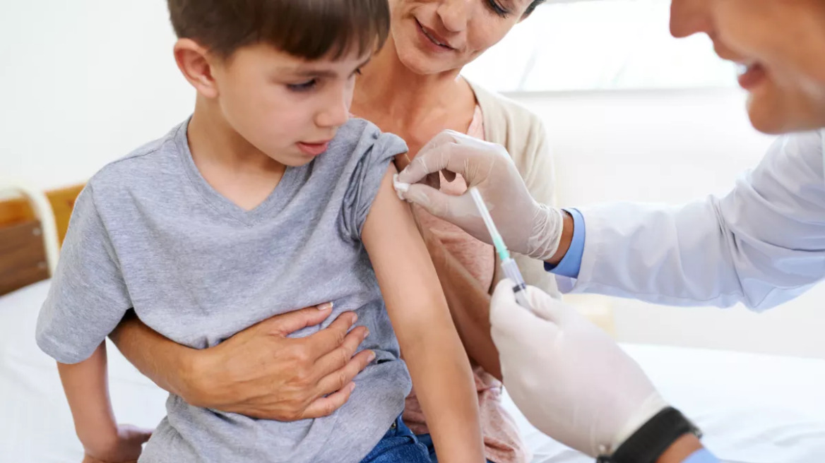 Τι σημαίνει το αμερικανικό stop στον υποχρεωτικό εμβολιασμό παιδιών – 3 Έλληνες ειδικοί απαντούν