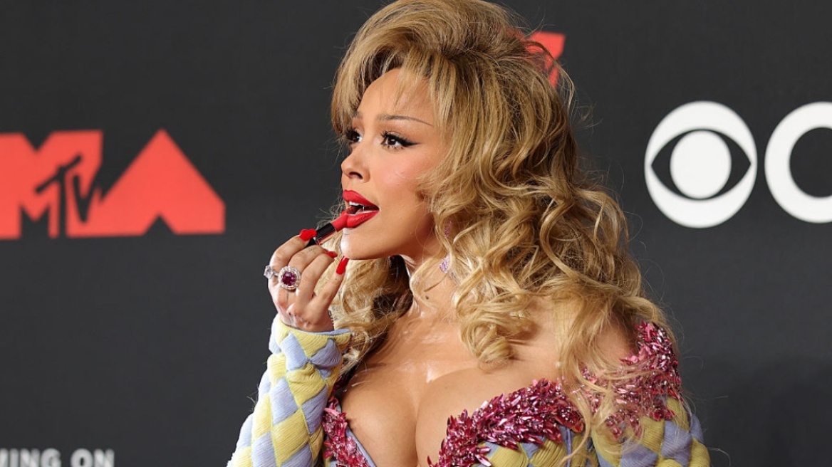 Η Doja Cat άφησε άφωνους τους πάντες στα MTV VMAs τρώγοντας… το κραγιόν της