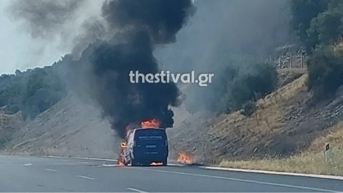 Φορτηγό τυλίχθηκε στις φλόγες στην Εγνατία Οδό - Δείτε βίντεο 