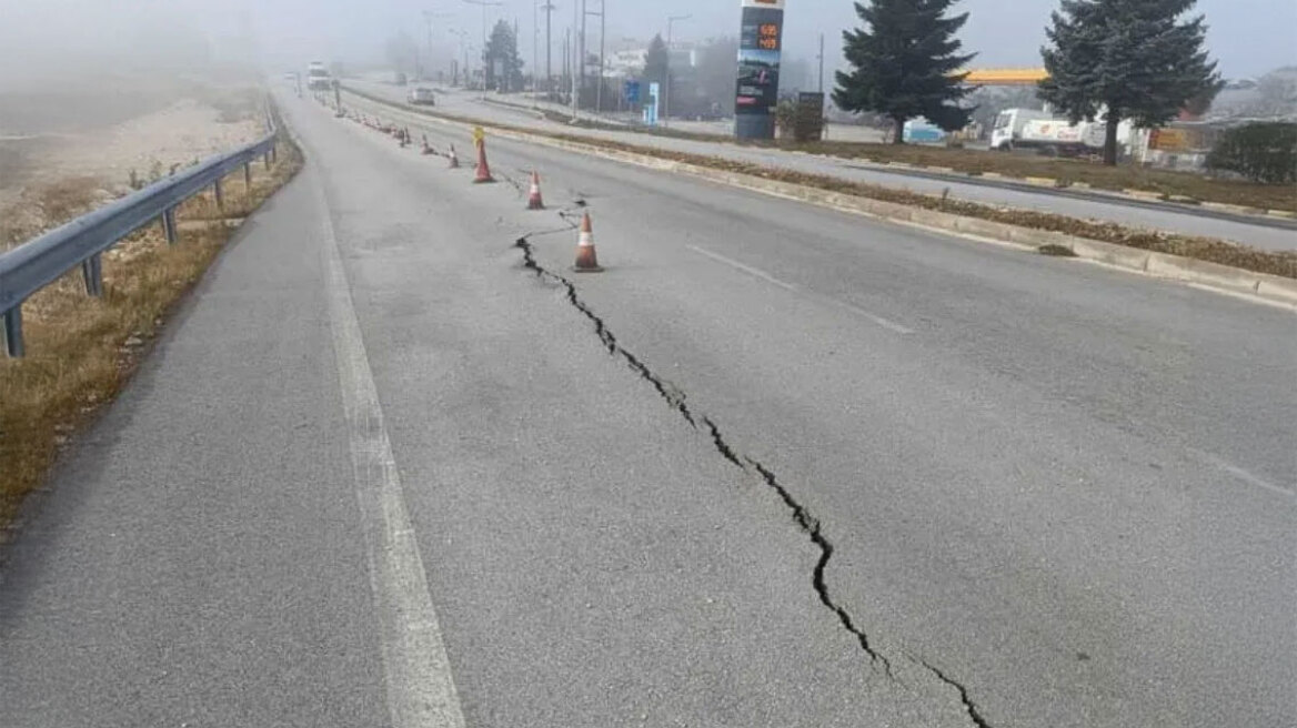 Καθίζηση στην Εθνική Ιωαννίνων – Αθηνών  κοντά στον κόμβο της Πεδινής: Σε κίνδυνο και η δεύτερη λωρίδα κυκλοφορίας