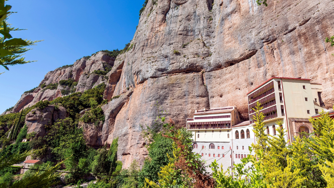Καλάβρυτα: Συνελήφθη ο ηγούμενος της Μονής Μεγάλου Σπηλαίου - Ετοιμαζόταν να πουλήσει 17 βυζαντινές εικόνες και δύο Ευαγγέλια του 18ου αιώνα για €200.000
