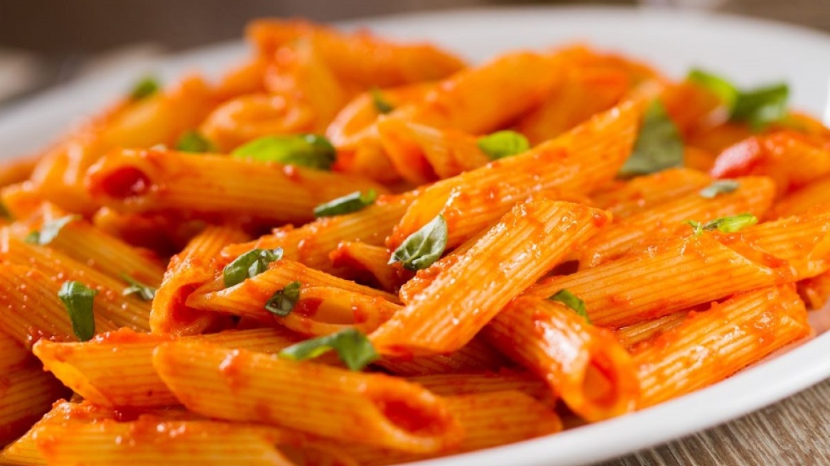 Pasta alla Vodka: H συνταγή με τη μεθυστική σάλτσα που απογειώνει τα ζυμαρικά
