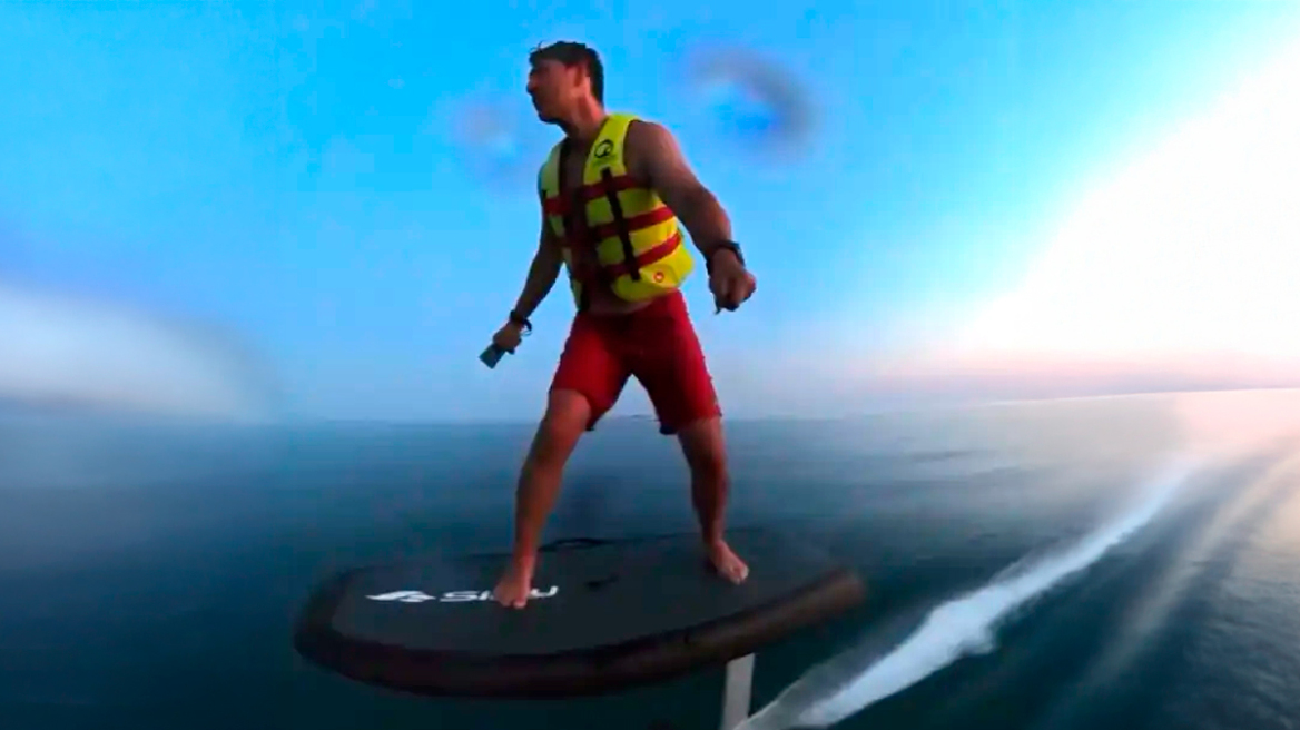 Σάκης Ρουβάς: Η βόλτα με «ιπτάμενη» σανίδα - Δείτε βίντεο