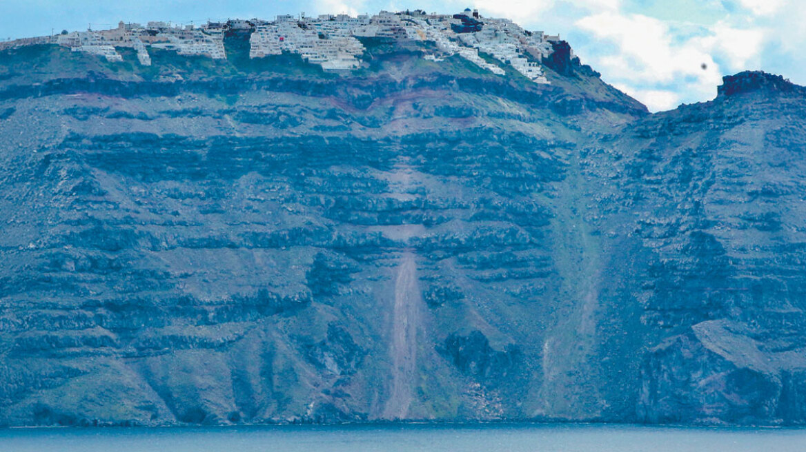 Σαντορίνη: Το πόρισμα με τις αυθαιρεσίες, τέσσερις ημέρες πριν την κατολίσθηση - «Καταπέλτης» για την άναρχη δόμηση