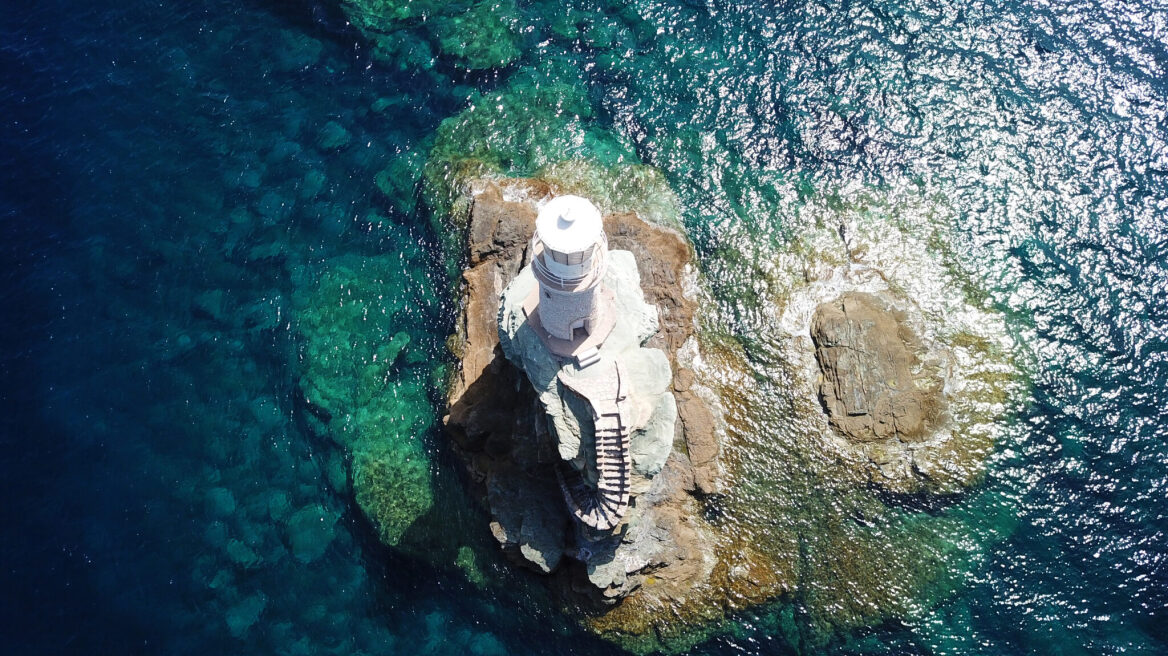 Φάροι της Ελλάδας που αξίζει να επισκεφθείτε όσο κρατά ο ζεστός καιρός