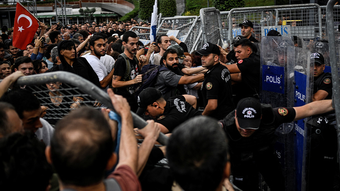 Επεισόδια στα γραφεία του Ρεπουμπλικανικού Κόμματος  στην Τουρκία - Συγκρούσεις βουλευτών με αστυνομικούς