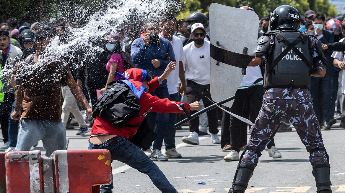Αιματηρές διαδηλώσεις στο Νεπάλ: Τουλάχιστον 19 νεκροί από συγκρούσεις για διαφθορά και απαγόρευση social media