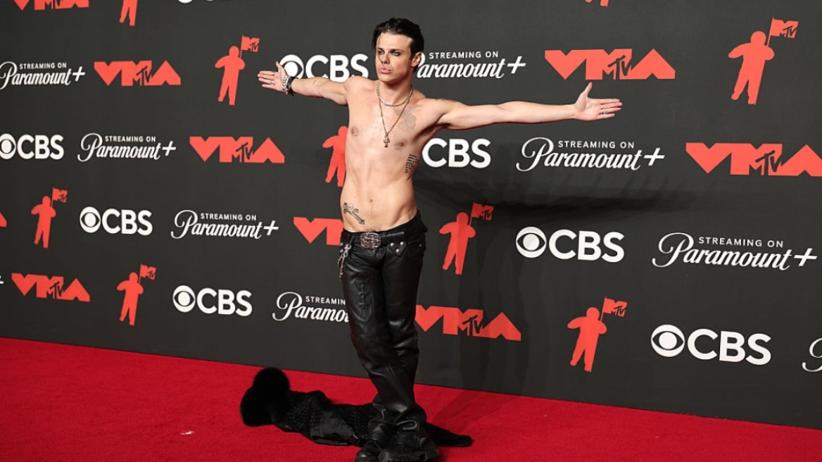 Η εκκεντρική εμφάνιση του Yungblud στα MTV VMAs και οι πόζες που δίχασαν τους θαυμαστές
