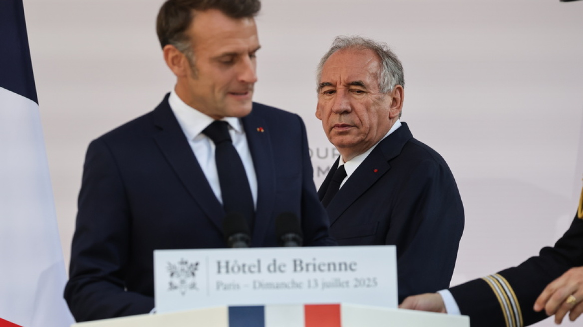 Πολιτική κρίση στη Γαλλία: Ο Μακρόν αναζητά νέο πρωθυπουργό με την οικονομία σε κρίση και τις αγορές να πιέζουν