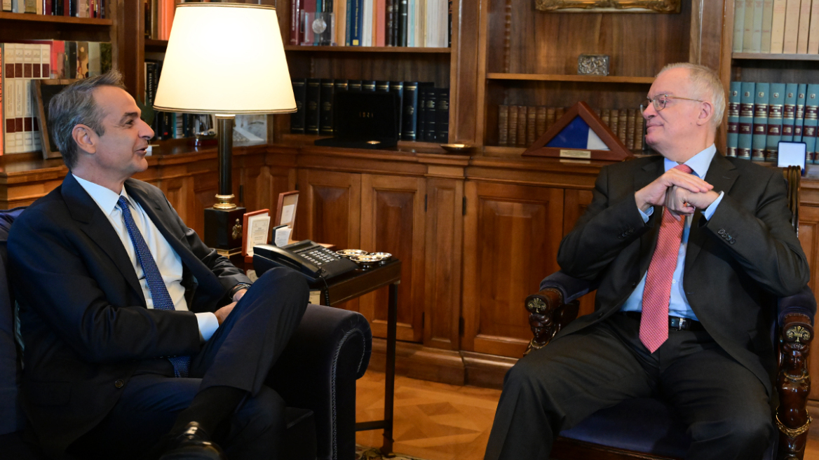 Μητσοτάκης: Μειώνουμε φόρους και αυξάνουμε τους μισθούς - Κάθε χρόνο το αναπτυξιακό πλεόνασμα θα επιστρέφεται στην κοινωνία με τρόπο δίκαιο