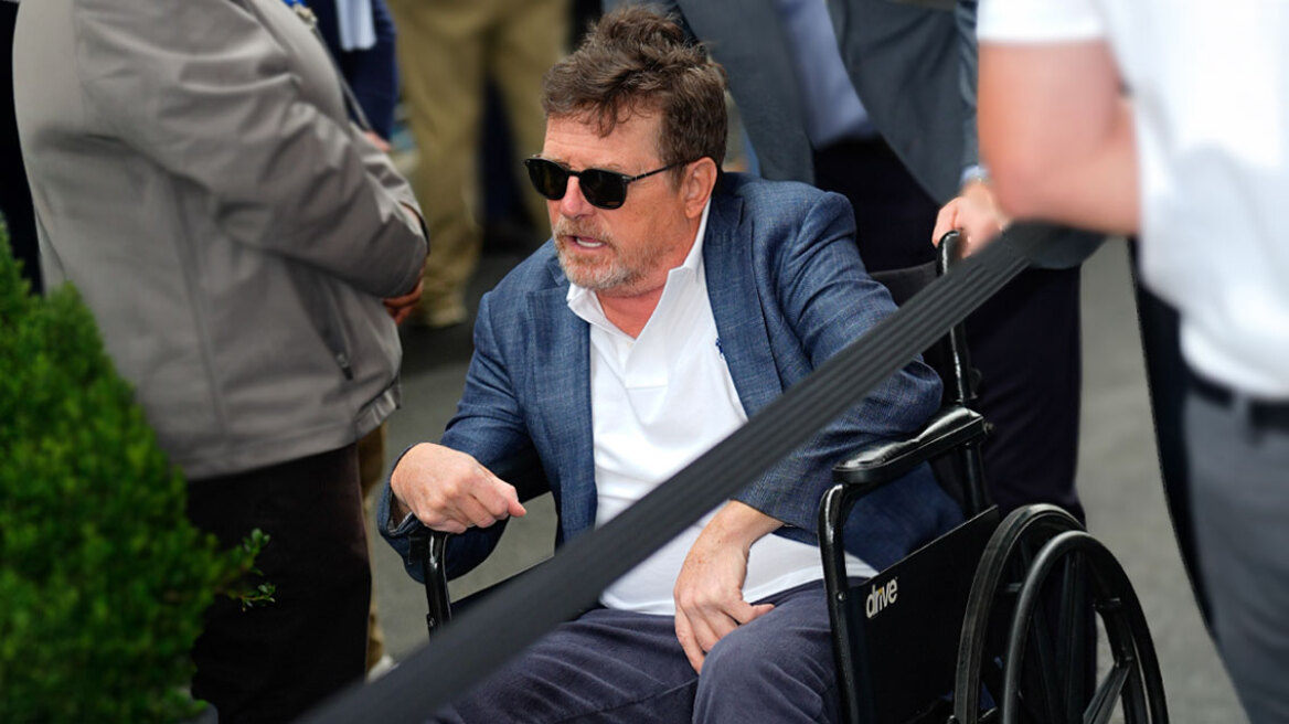 Μάικλ Τζ. Φοξ: Η νέα εμφάνιση με αμαξίδιο - Στάθηκε όρθιος για να φωτογραφηθεί με τη σύζυγό του
