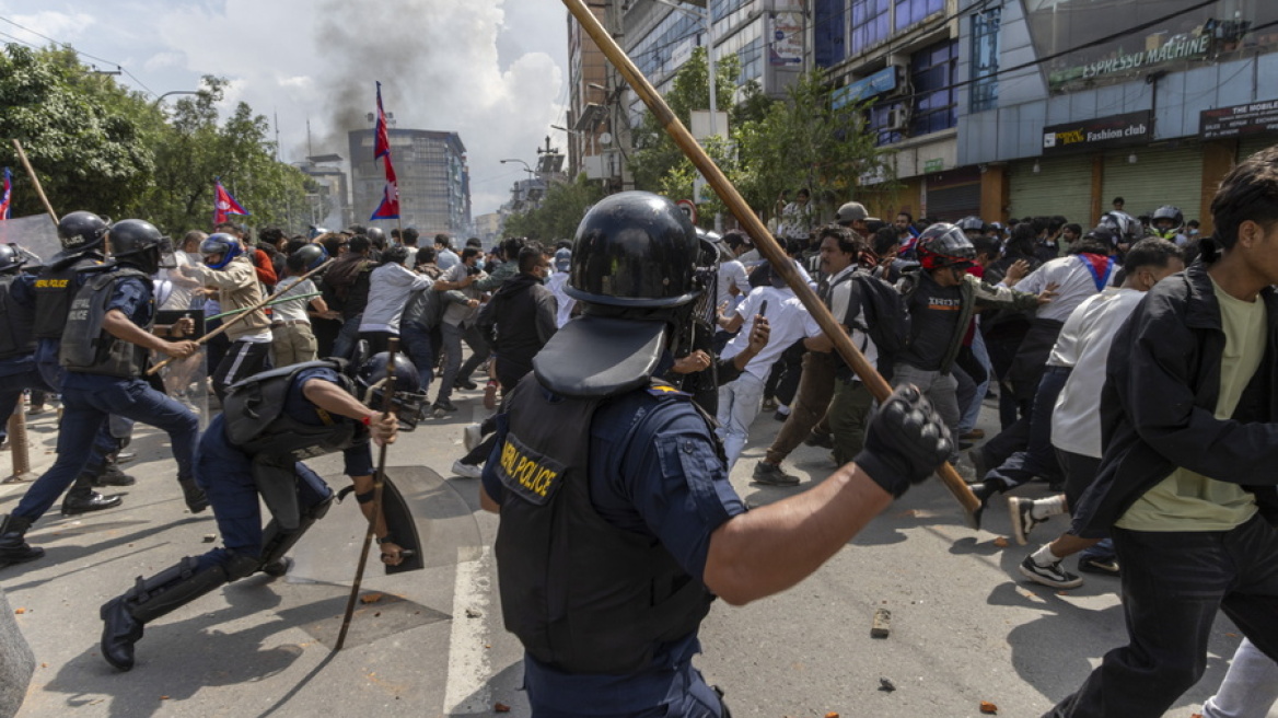 Το Νεπάλ ήρε το μπλοκάρισμα στα social media μετά τα αιματηρά επεισόδια με τους 19 νεκρούς