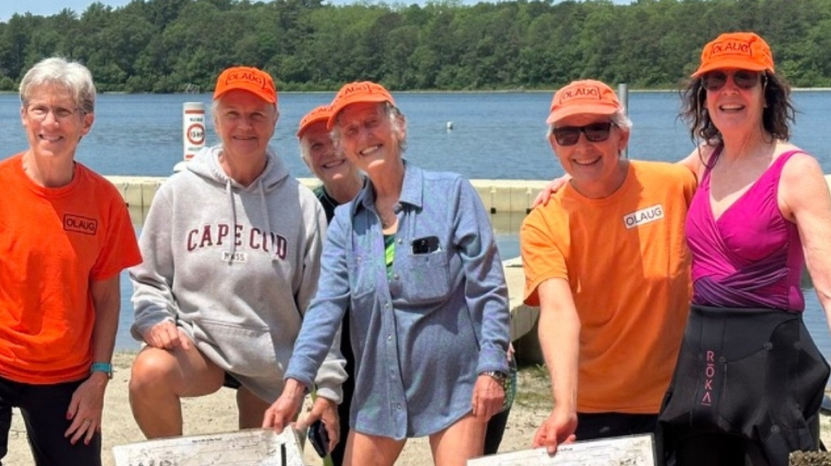 Ηλικιωμένες γυναίκες από 64 μέχρι 85 ετών καθαρίζουν τον βυθό σε λίμνες των ΗΠΑ - Εικόνες