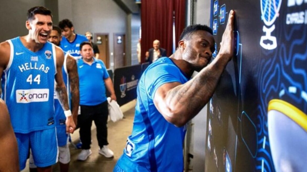Eurobasket 2025: Ο Θανάσης κόλλησε το ιστορικό αυτοκόλλητο της Εθνικής στον πίνακα του Eurobasket - Βίντεο