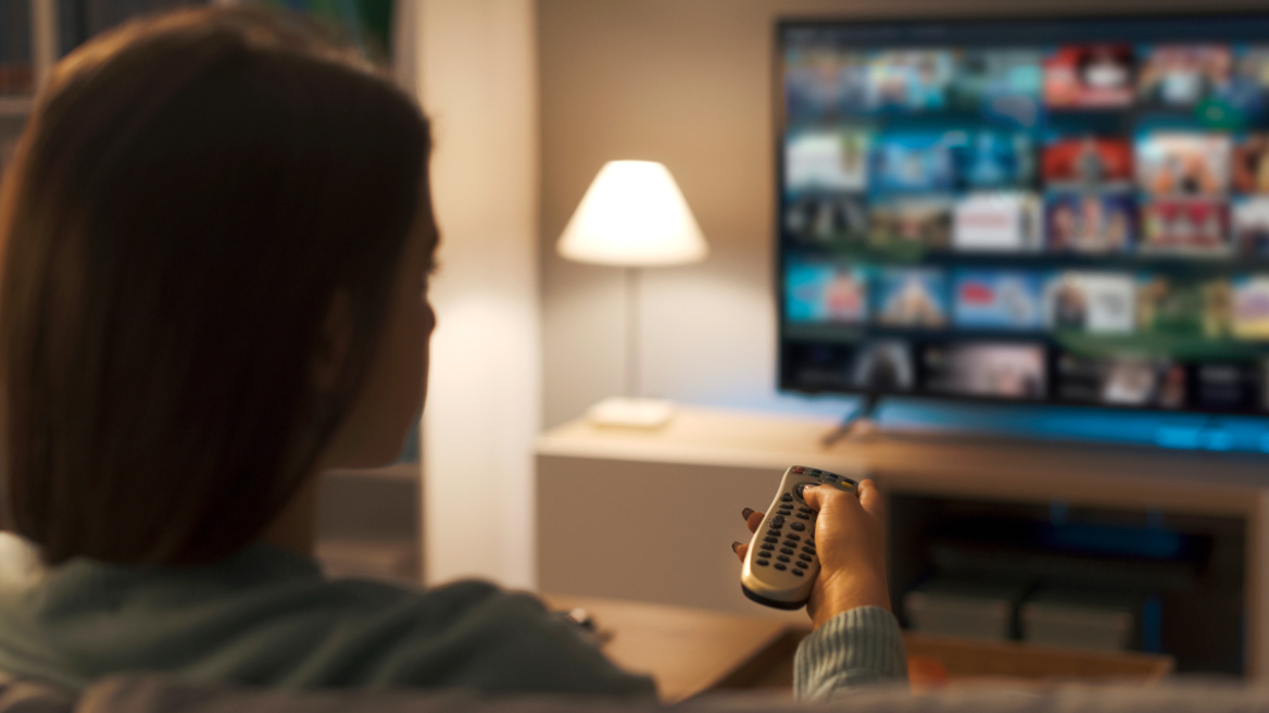 Μείωση στους λογαριασμούς της συνδρομητικής τηλεόρασης από το 2026 - Καταργείται ο φόρος 10% στις ελληνικές πλατφόρμες