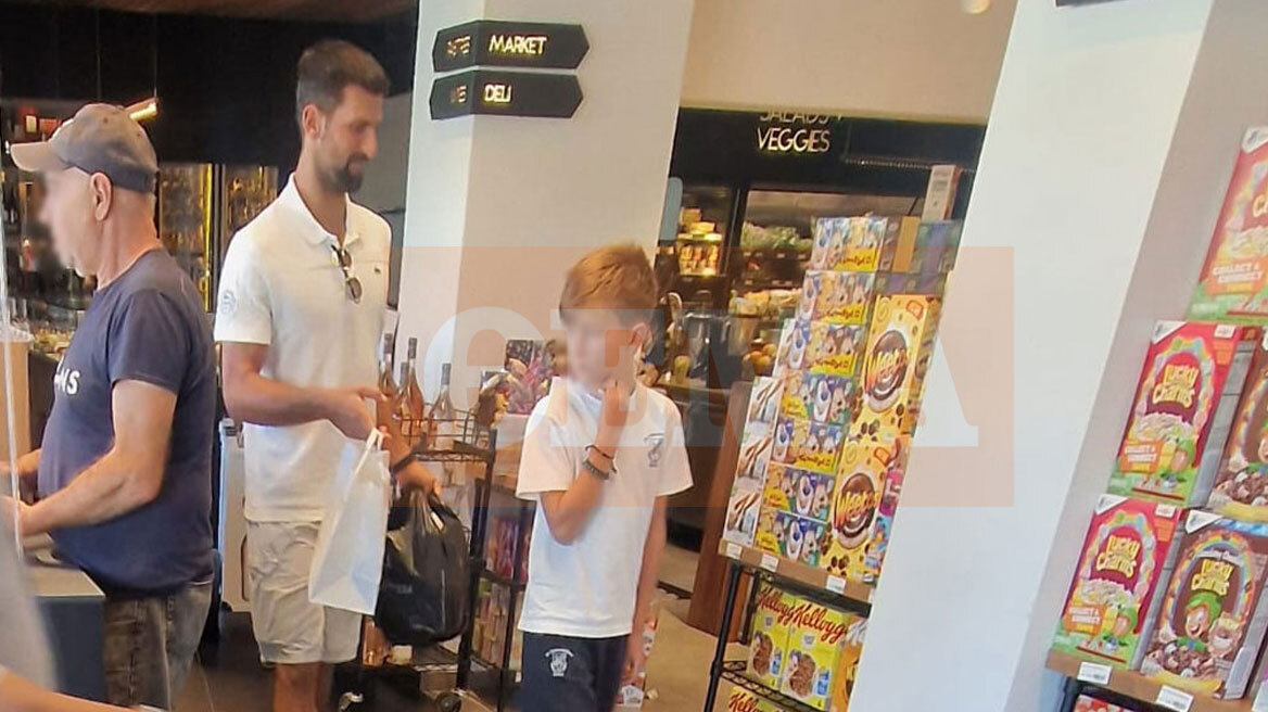 Νόβακ Τζόκοβιτς: Εγκαταστάθηκε μόνιμα στη Γλυφάδα, βγαίνει χαλαρός για ψώνια και παίζει τένις με τον γιο του στο Καβούρι - Βίντεο 