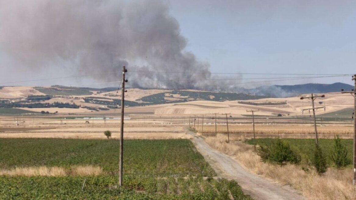 Μαίνεται η φωτιά στο Πολυδάμειο Λάρισας - Ενισχύθηκαν οι πυροσβεστικές δυνάμεις