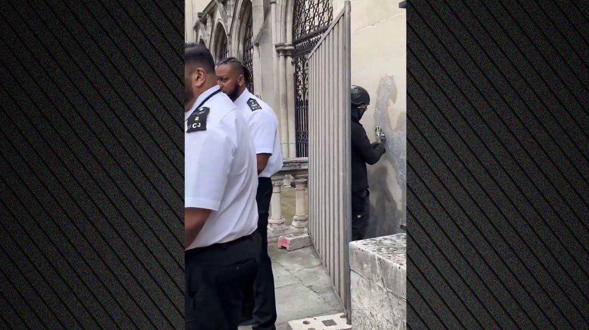 Έσβησαν την τοιχογραφία του Banksy έξω από τα Δικαστήρια του Λονδίνου - Δείτε βίντεο