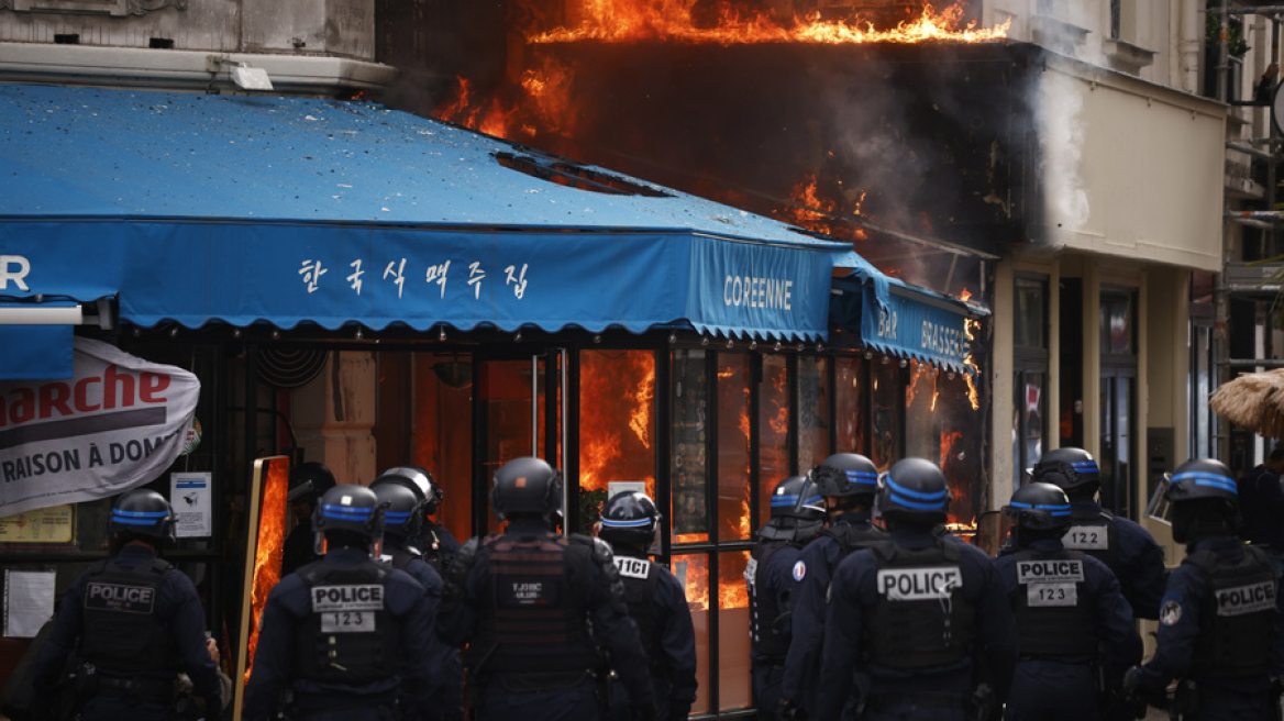 Οι αγορές «τιμωρούν» τη Γαλλία - Τι σημαίνει η νέα υποβάθμιση από Fitch