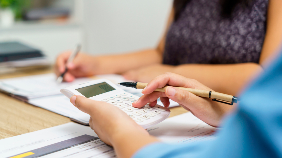 Καταργείται η «παγίδα» του τεκμαρτού εισοδήματος για τα παιδιά - Τι αλλάζει από το 2026 για φοιτητές, στρατευμένους και νέους εργαζομένους