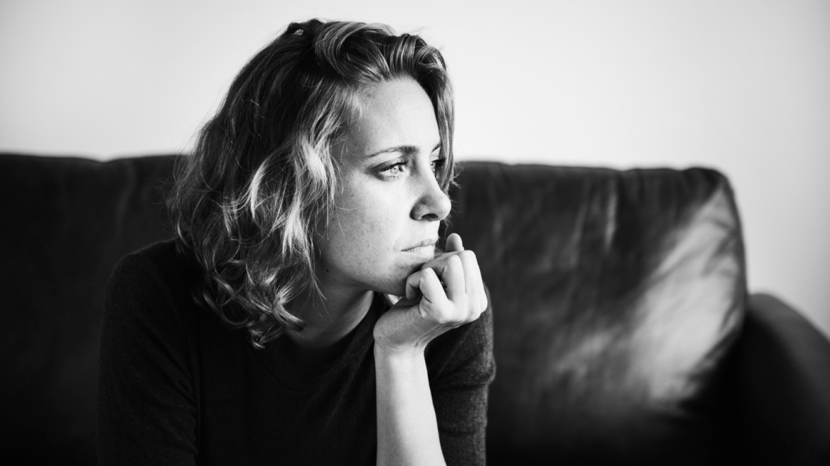 Νιώθετε πως η ζωή σας δεν έχει καμία αξία; Πώς να αντιμετωπίσετε τα συναισθήματα ανεπάρκειας