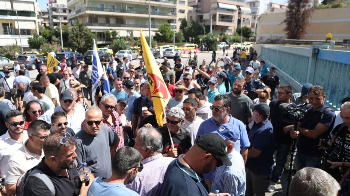 Δεν έγιναν δεκτοί στο υπουργείο Μεταφορών οι οδηγοί των ταξί, συνεχίζουν την πορεία τους προς τον Πειραιά