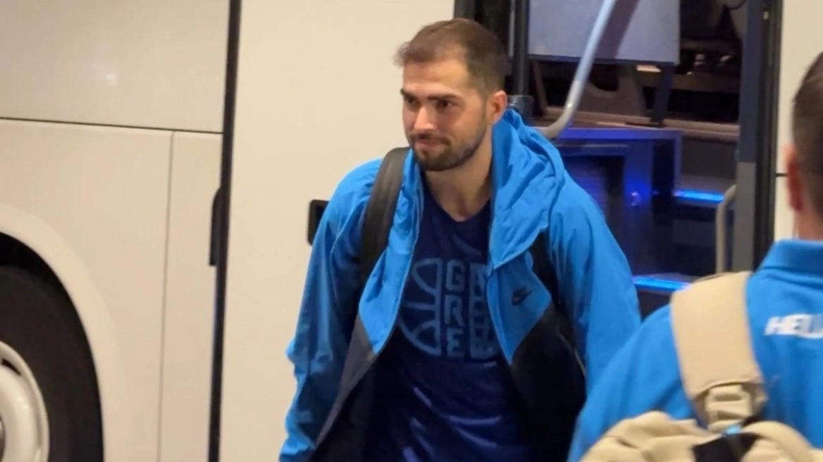 Eurobasket 2025: Φίλαθλοι αποθέωσαν τους παίκτες της Εθνικής κατά την άφιξή τους στο ξενοδοχείο - Δείτε βίντεο