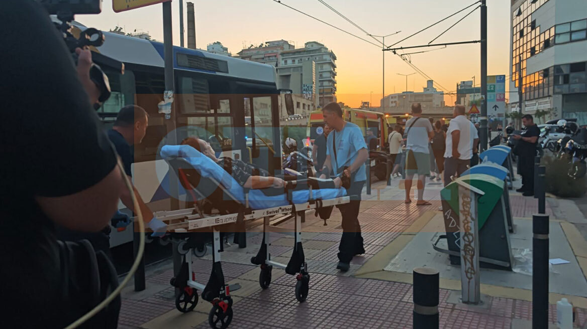 Τριάντα τραυματίες στον Πειραιά - Τραμ έπεσε πάνω σε λεωφορείο που αποβίβαζε επιβάτες 